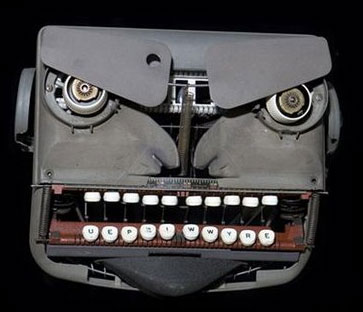 Escultura con maquina de escribir
